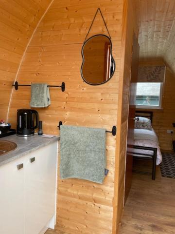 Arch Pod & Hot Tub Apartment Карндона Екстериор снимка
