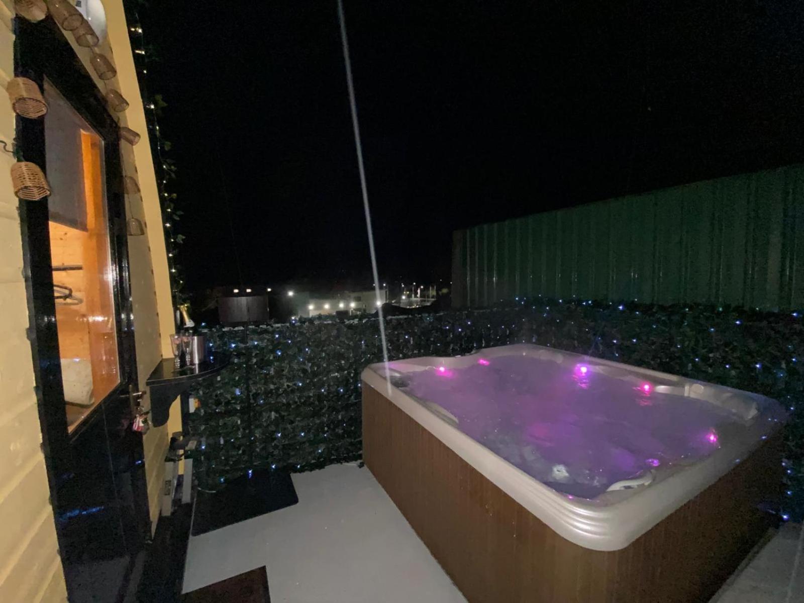 Arch Pod & Hot Tub Apartment Карндона Екстериор снимка