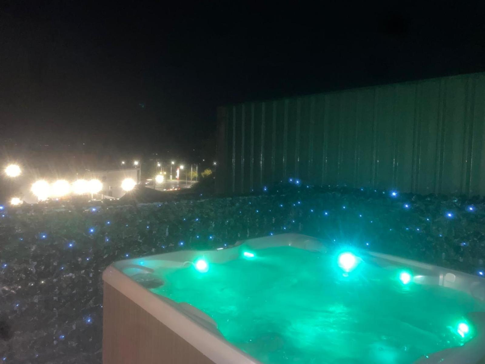Arch Pod & Hot Tub Apartment Карндона Екстериор снимка