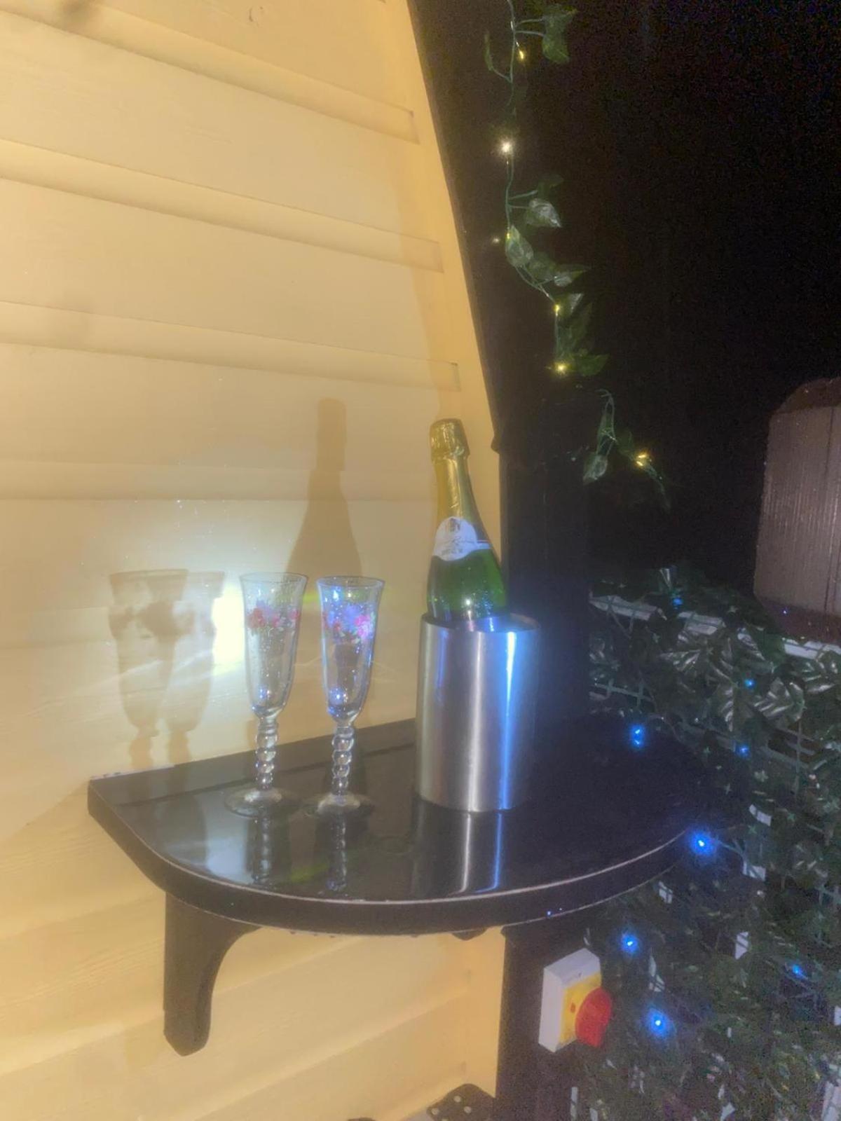 Arch Pod & Hot Tub Apartment Карндона Екстериор снимка